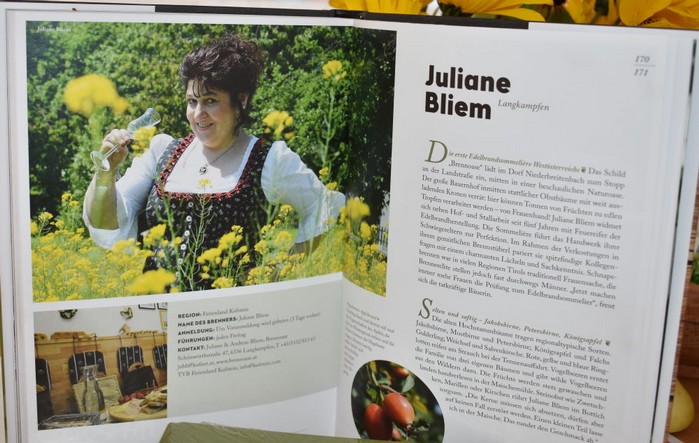 Juliane Bliem in Buchfom Edelbrandsomeliere Juliane Bliem